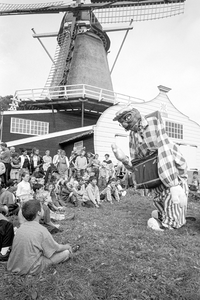 405864 Afbeelding van een kindertheatervoorstelling bij de houtzaagmolen De Ster (Molenpark 3) te Utrecht tijdens Open ...